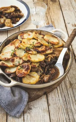  Lancashire Hotpot: Umami-Rikkaa Lohtua Erittäin Kypsennetyillä Juureksella ja Karitsalla!